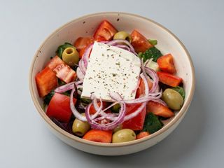 Салат грецький з овочами та фетою
