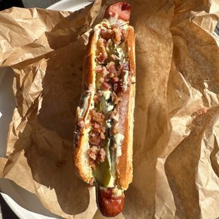 Хот Дог з беконом та сирним соусом