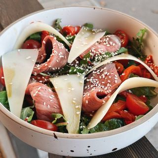 Салат з ростбіфом та пармезаном