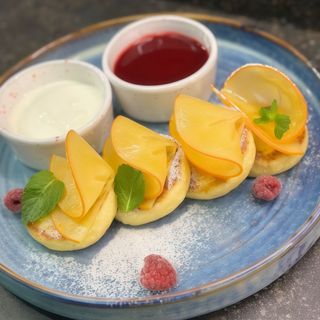 Сирники зі сметаною та джемом