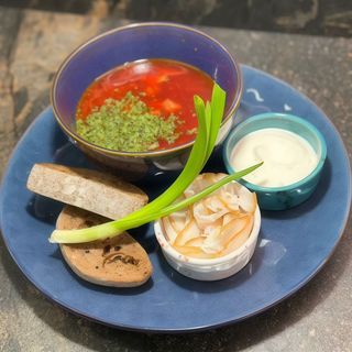 Борщ зі свининою та салом