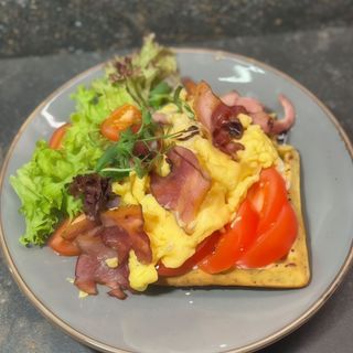 ВІденська вафля зі скремблом та беконом