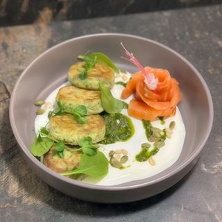 Сирники з шпинатом та слабосоленим лососем