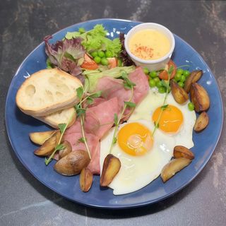 Ситний сніданок з шинкою