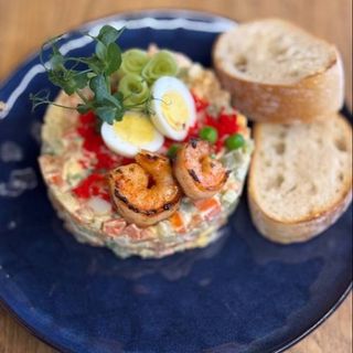 Олів'є з лососем та креветкою