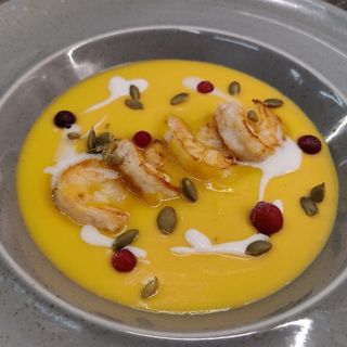 Крем суп гарбузовий на кокосових вершках з креветкою