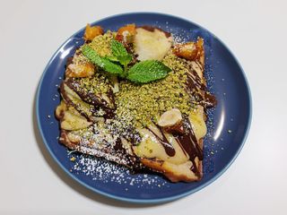 Вафля з лимонним курдом,бананом,фісташкою та ганашем.