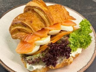 Круасан з лососем