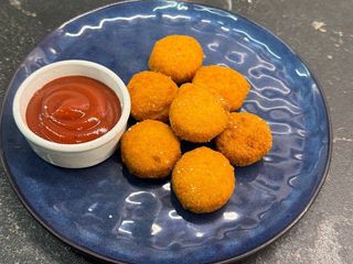 Сирні кульки з кетчупом