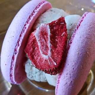 Макарон вершкова полуниця 