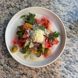 Шопський салат з мусом з бринзи