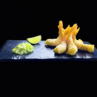 Хвости тигрових креветок в темпурі з соусом васабі