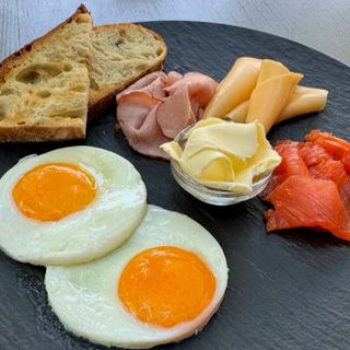 Фірмовий сніданок з лососем