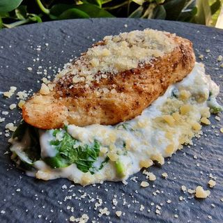 Куряча грудка зі шпинатом у вершковому соусі