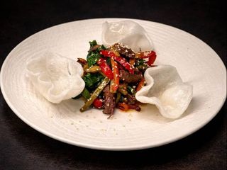 Теплий салат із телятиною, лісовими опеньками та рисовими чипсами