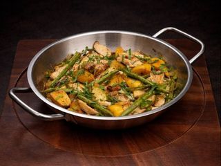 Гаряча пательня з курячим філе у вершковому соусі