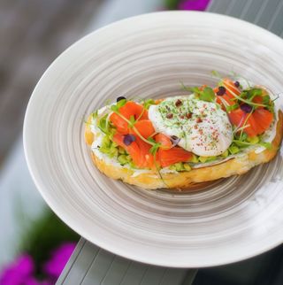 Брускета з авокадо, лососем та яйцем пашот