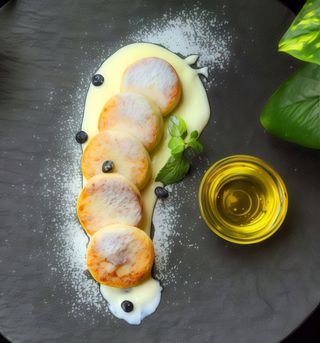 Сирники з медом та сметаною