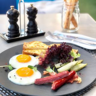 Фірмовий сніданок з ковбасками