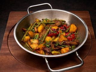 Гаряча пательня з телятиною та овочами