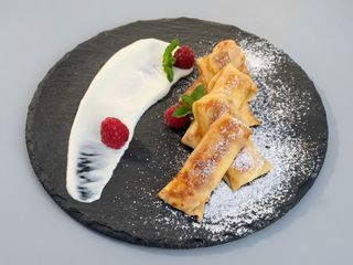 Млинці з сиром та медово-цитрусовим соусом