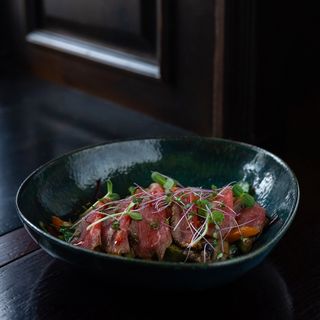 Теплий салат з розбіфом та печеними овочами