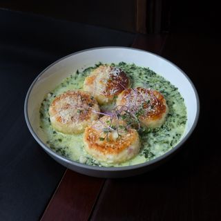 Сирники з шинкою в шпинатному соусі