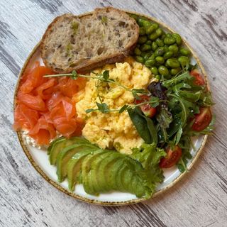 Великий сніданок з лососем та авокадо