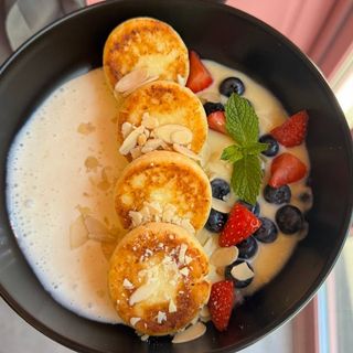 Сирники з манговим-маракуєвим та заварним кремом