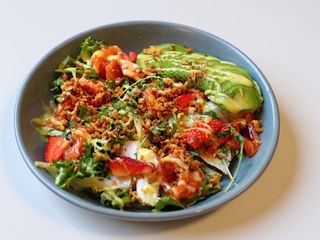 Салат з лососем та авокадо