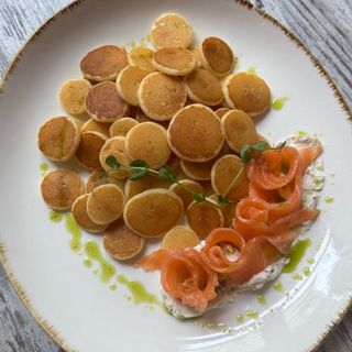 Міні панкейки з лососем