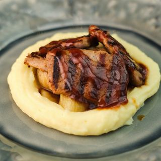 Філе свинини з цибулею та солодким BBQ (250гр)