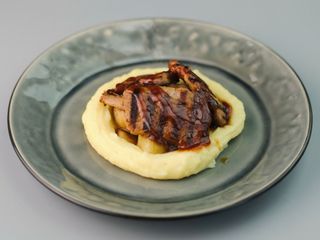 Філе свинини з цибулею та солодким BBQ (250гр)