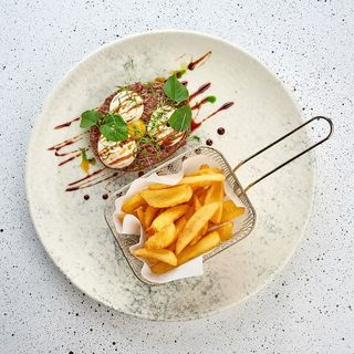 Тар тар з телятини з мусом пармезан та картопляними діпами (190/150/20)