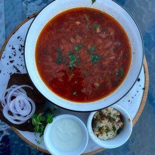 Борщ (350/40/40г)