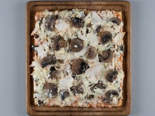 Піца курка і гриби половина