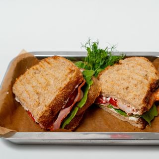 Сендвіч з креветкою та беконом