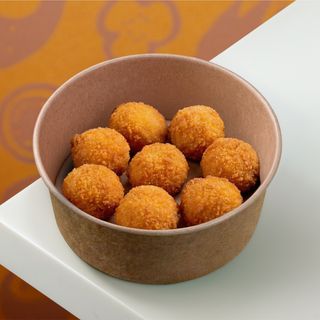 Сирні кульки з беконом та соусом солодкий чилі (120/30г)