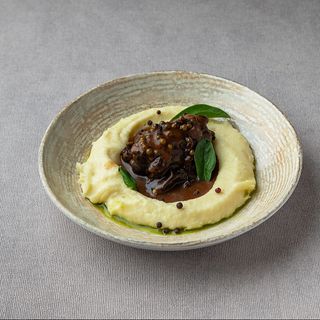 Яловичина томлена у вині з картопляним пюре