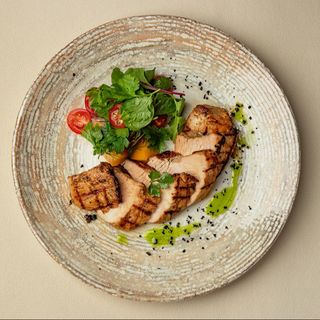 Стейк з індички з зеленню та чері