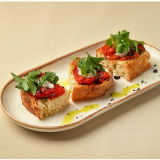 Брускети з печеним перцем, козиним сиром та анчоусами