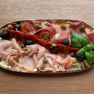 Мясні делікатеси з оливками та каперсами