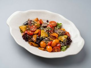 Салат з теплою телятиною, злаковим насінням та овочами