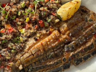 Риба макрель з кіноа та пряною сальсою