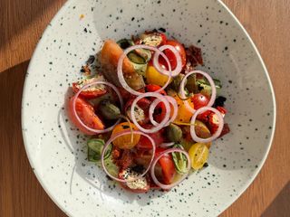 Грецький з фаршированими перцями сиром фета, свіжими овочами та каперсами