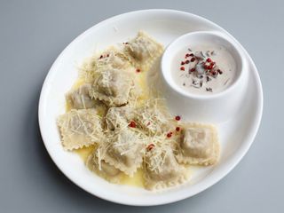 Равіолі з томленою телятиною та грибним соусом (200/50г)