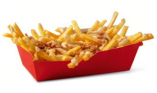 Картопля фрі з карамелізованою цибулею та сирним соусом