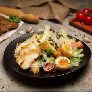 Цезар з куркою та яйцем фрі (350г)