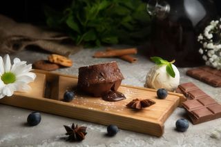 Шоколадни фондан з ягідним соусом, морозивом та горішками (150г)