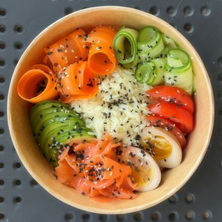 Боул з лососем